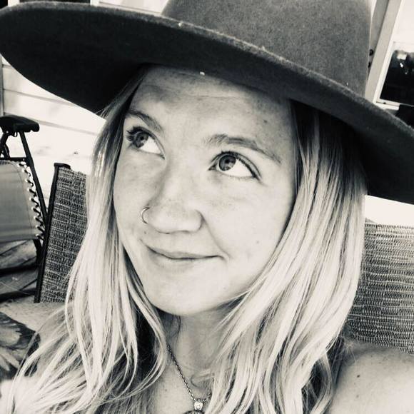 Meet your Posher, Ayla - Picture 1 of 1